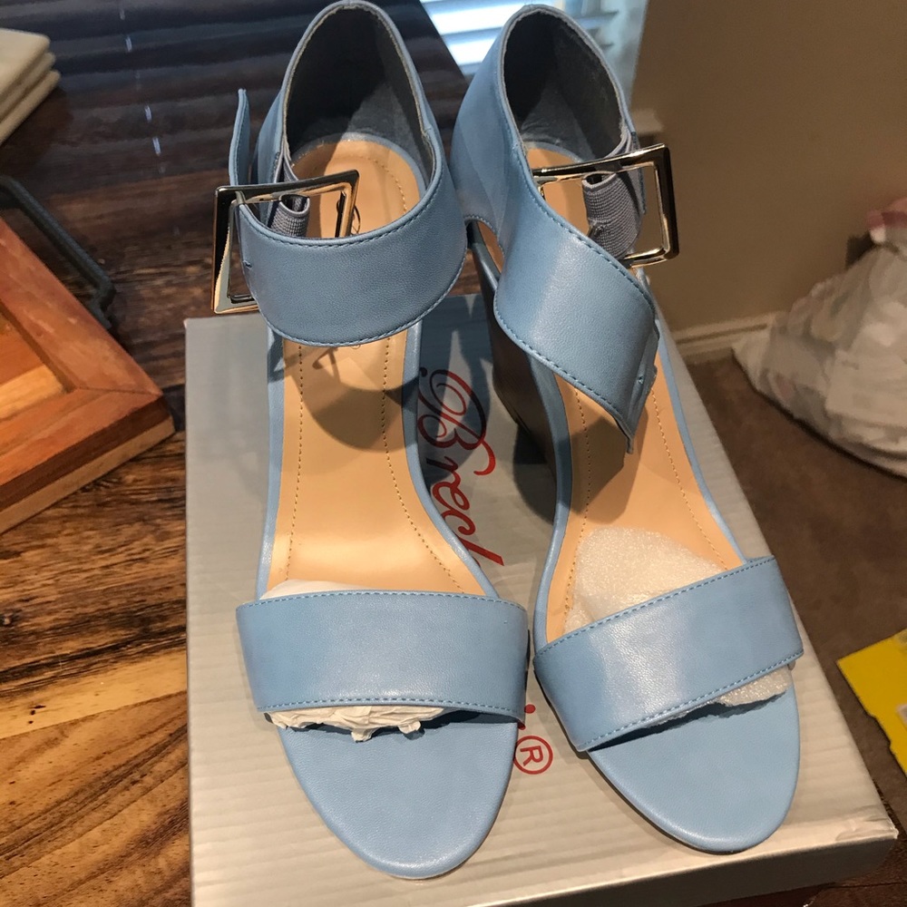 Breckelle’s Ankle Strap Wedge Sz 10